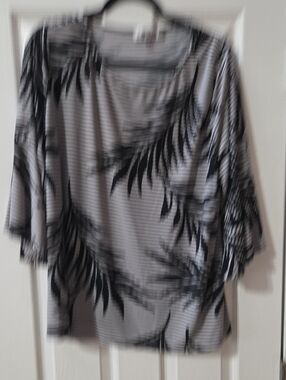 Jones Studio Black and Gray Striped Palm Top